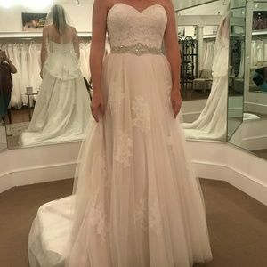 Brand new never worn wedding dress